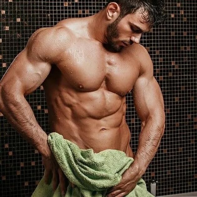 мужчина принял душ перед упражнениями по увеличению пениса